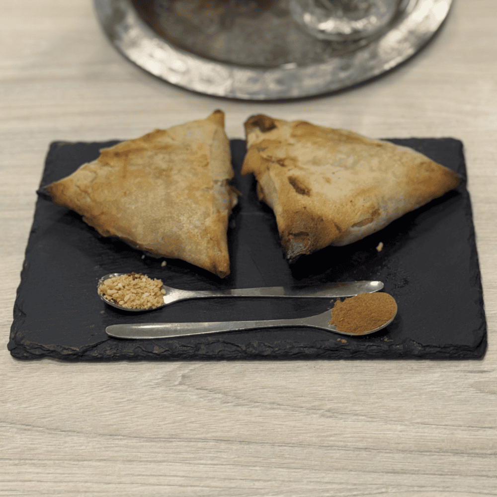 BRIWAT DE POLLO (2 ud) – Crujientes triángulos de masa filo rellenos de jugoso pollo especiado.