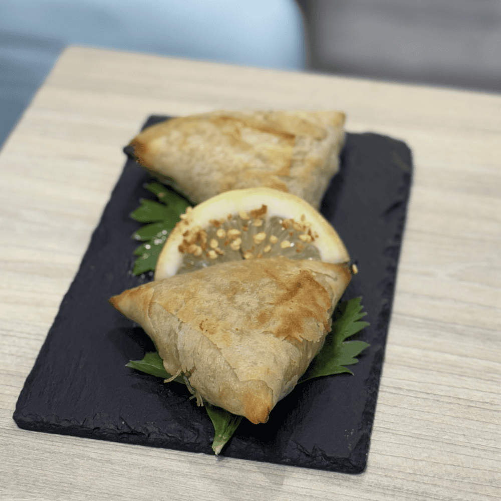 Briwat de Pescado (2 ud) – Triángulos de masa filo rellenos de pescado y especias.