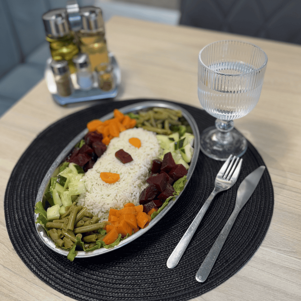 Ensalada Darkom – Ensalada de arroz, remolacha rallada, zanahorias, pepino y judías verdes.