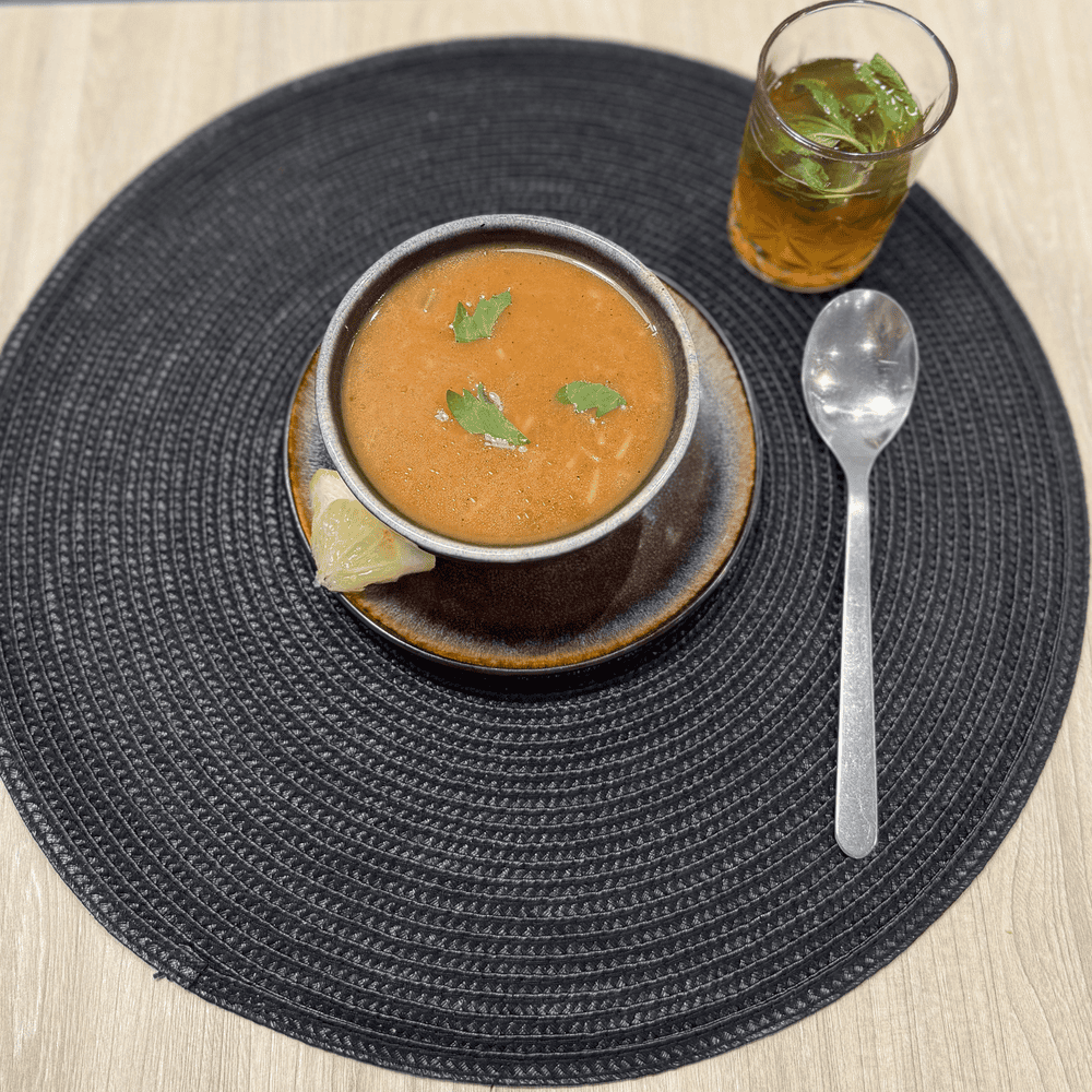 Harira – Sopa marroquí de legumbres y especias, ideal como aperitivo.