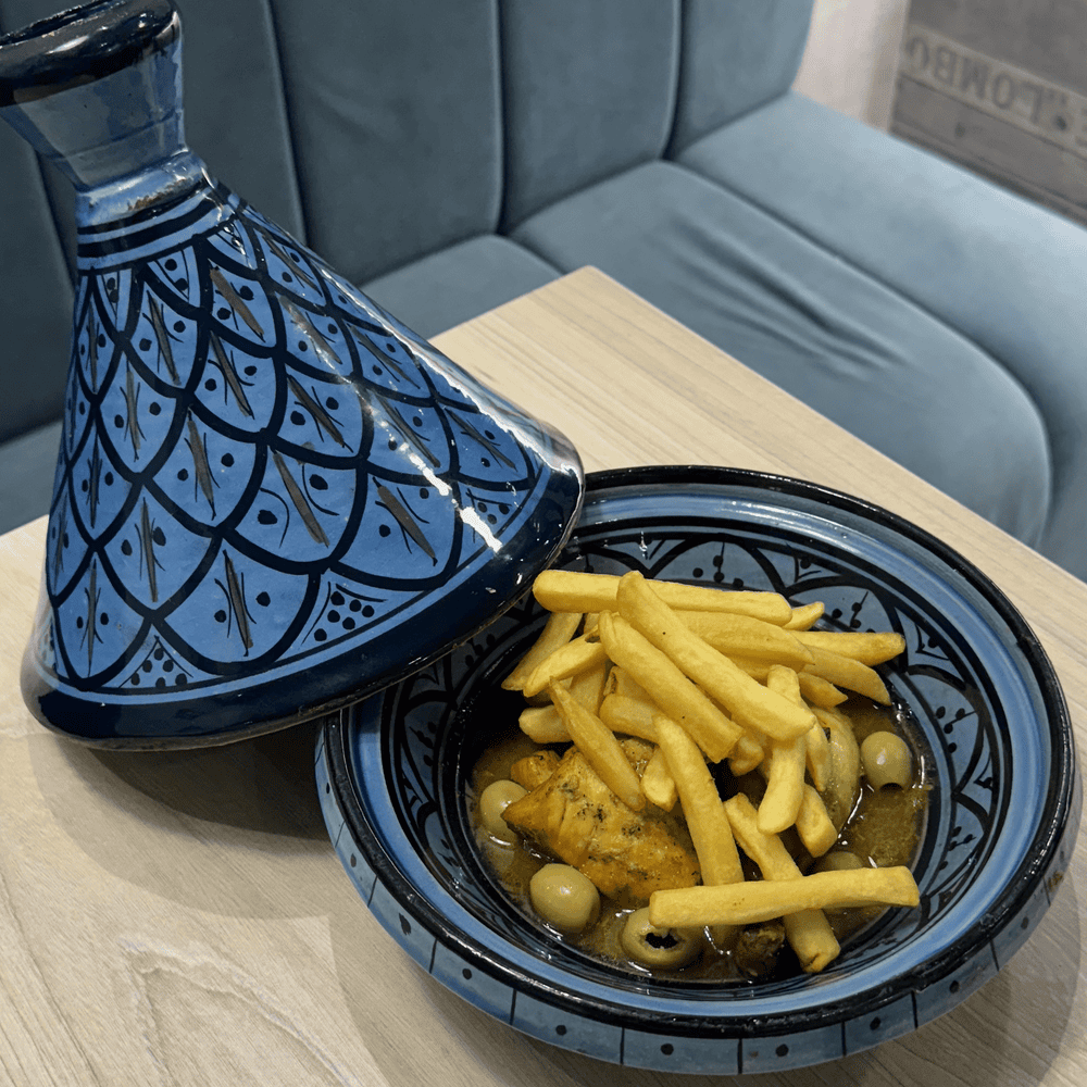 Tajine de Pollo – Pollo marinado con especias, aceitunas y limón confitado.